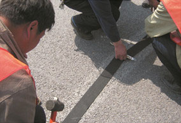 沥青路面抗裂贴具有哪些功能？